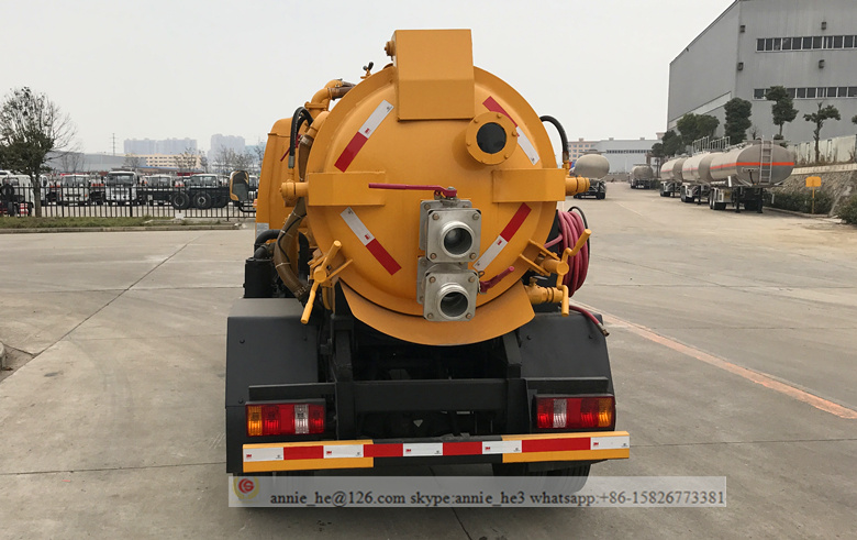 Sewer vacuum suction truck