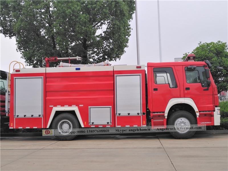 Fire fighting service vehicle