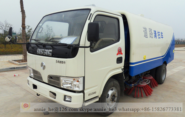 Road sweeper truck