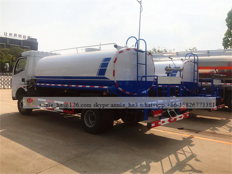 9,000L water spraying truck