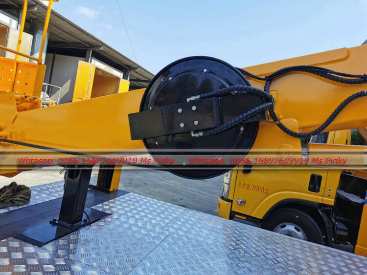 Aerial work platform lifting truck
