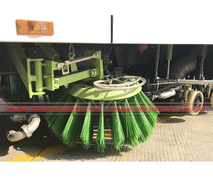 Automatic broom washing road sweeper truck