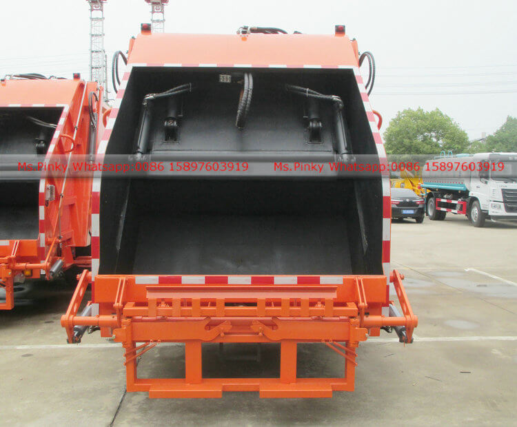ISUZU hook loader with compactor