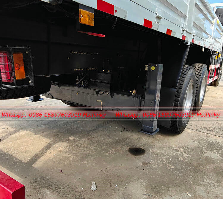 6WD Shacman Cargo Truck XCMG Crane
