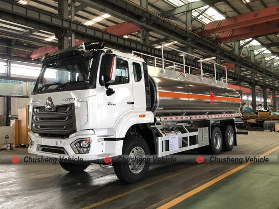 Right Hand Drive SINOTRUK HOWO 22,000 Liters Fuel Bowser Truck