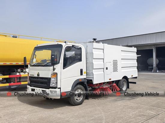 Right Hand Drive SINOTRUK HOWO 5,500 Liters Road Sweeper Truck