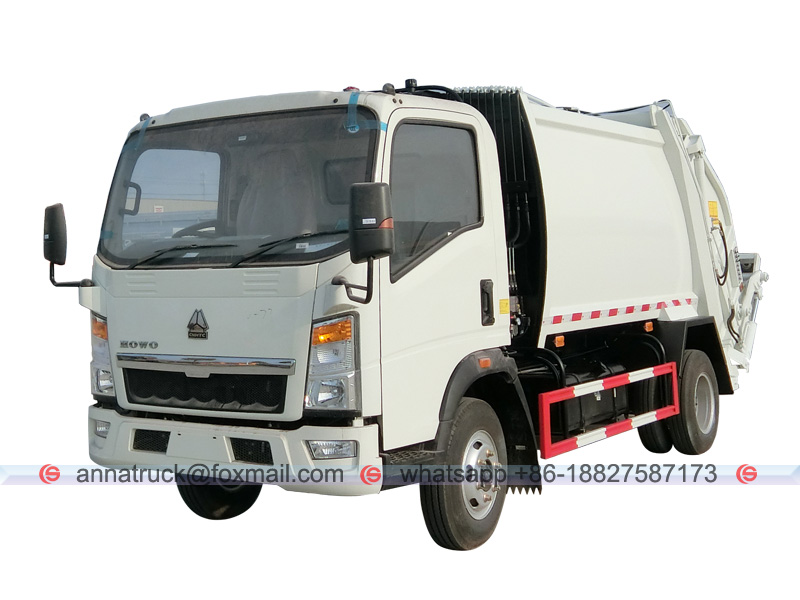 Garbage compactor truck